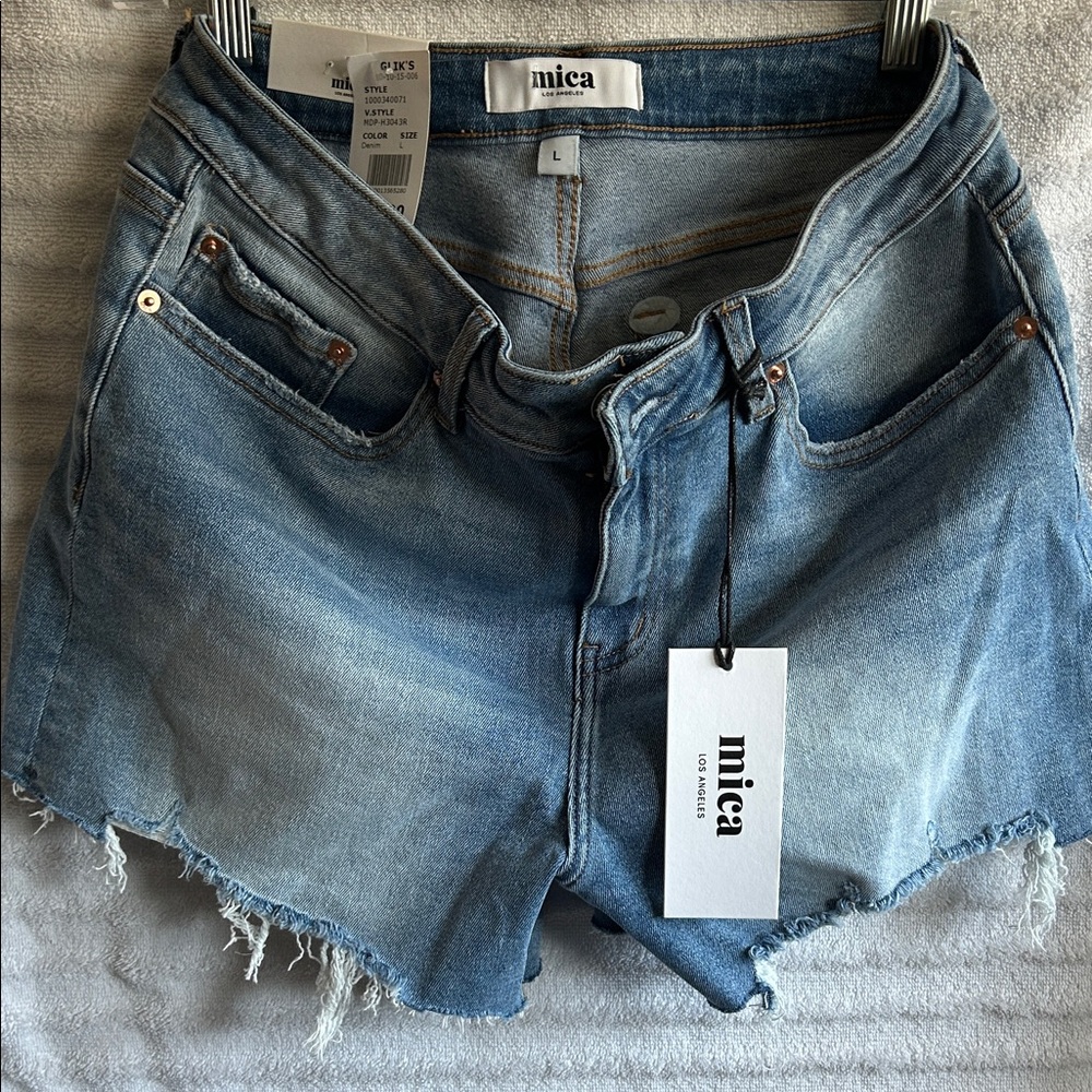 mica Light Wash Denim Shorts - Frayed Hem